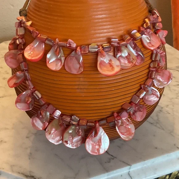 Elegant Pink Shell Necklace - Picture 2 of 4